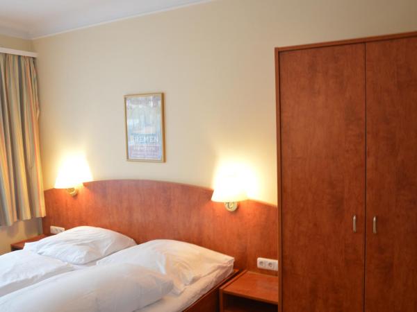 Hotel Wikinger Hof : photo 2 de la chambre chambre double avec salle de bains privative séparée