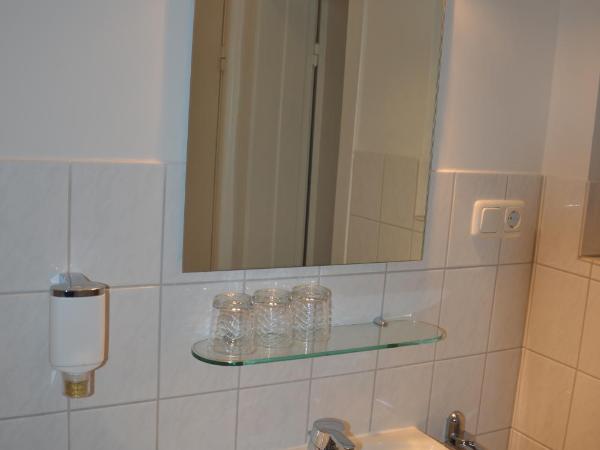 Hotel Wikinger Hof : photo 5 de la chambre chambre double avec salle de bains privative séparée