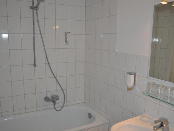 Hotel Wikinger Hof : photo 4 de la chambre chambre double avec salle de bains privative séparée