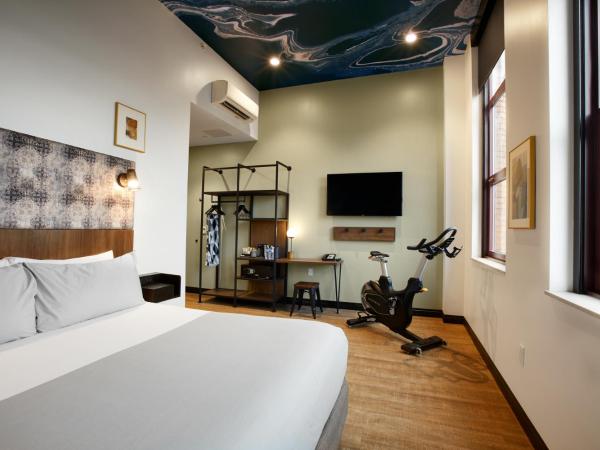 TRYP by Wyndham Pittsburgh/Lawrenceville : photo 1 de la chambre chambre lit king-size fitness - non-fumeurs