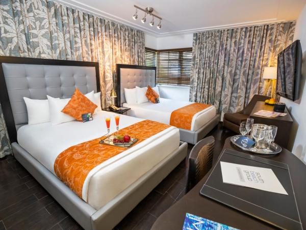 Riviera Suites : photo 2 de la chambre chambre avec 2 lits queen-size