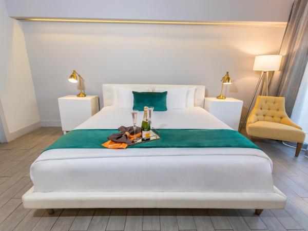 Riviera Suites : photo 2 de la chambre chambre lit king-size avec balcon