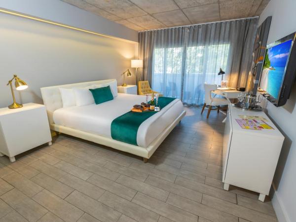 Riviera Suites : photo 4 de la chambre chambre lit king-size avec balcon
