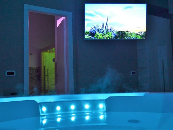 4 Star Suite SPA - Self Check-In : photo 1 de la chambre suite avec sauna