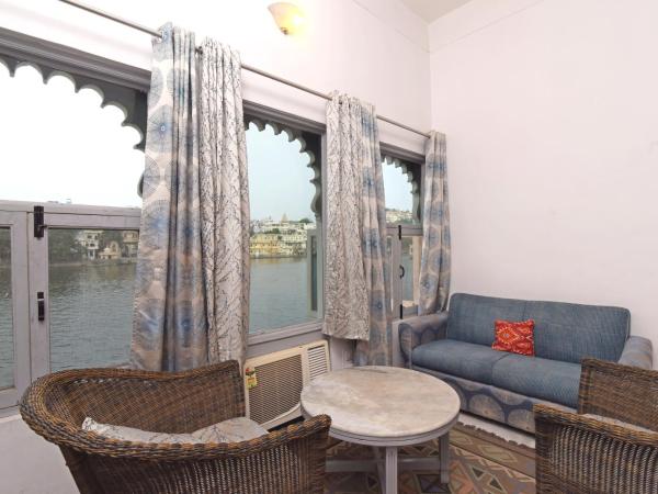 Hotel Sarovar On Lake Pichola : photo 2 de la chambre suite avec vue sur lac 