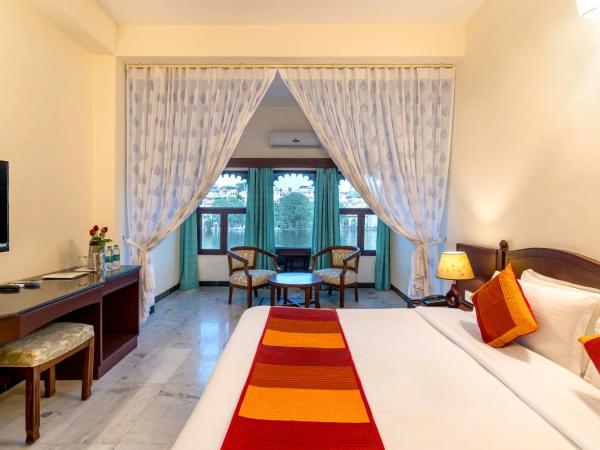 Hotel Sarovar On Lake Pichola : photo 1 de la chambre chambre double ou lits jumeaux supérieure - vue sur lac