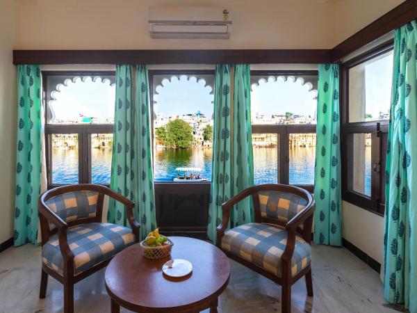 Hotel Sarovar On Lake Pichola : photo 6 de la chambre chambre double ou lits jumeaux supérieure - vue sur lac