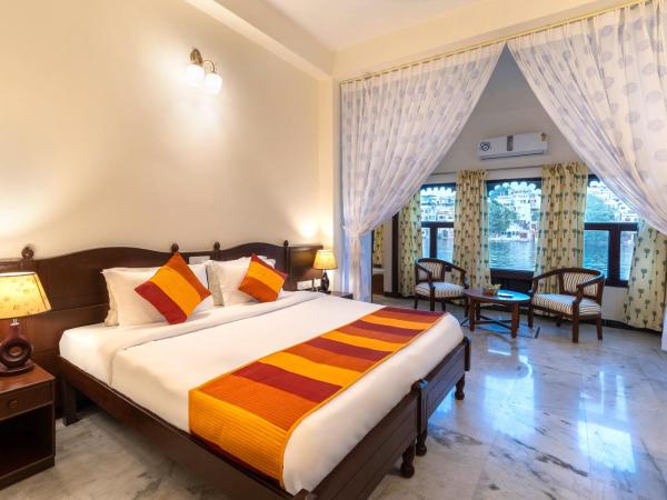 Hotel Sarovar On Lake Pichola : photo 1 de la chambre suite avec vue sur lac 