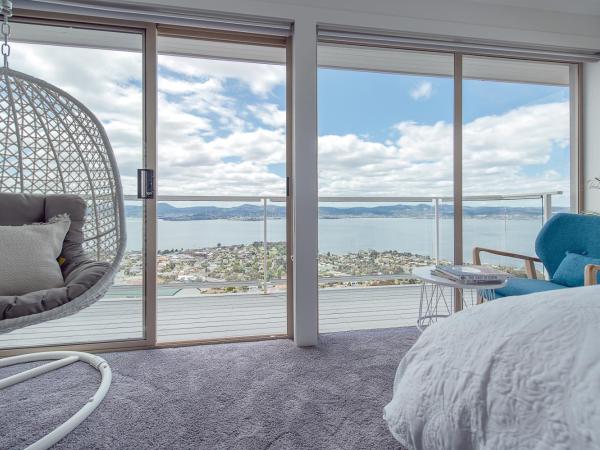 Nature & Relax House, Panoramic sea view, Free parking 37 : photo 5 de la chambre chambre lit queen-size avec salle de bains commune