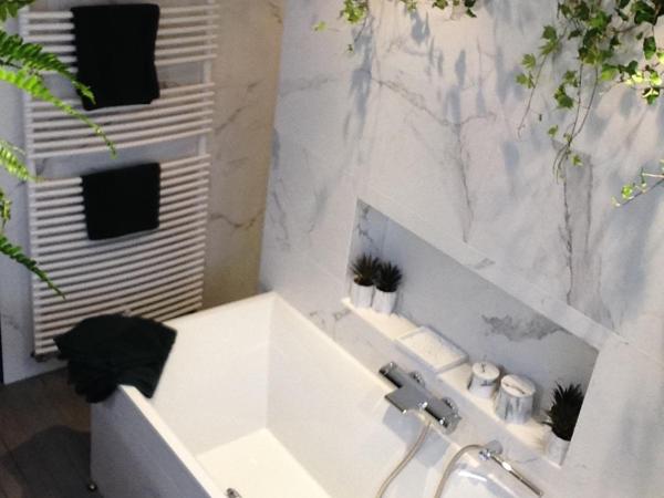 at Home in Bruges : photo 7 de la chambre suite deluxe avec lit king-size