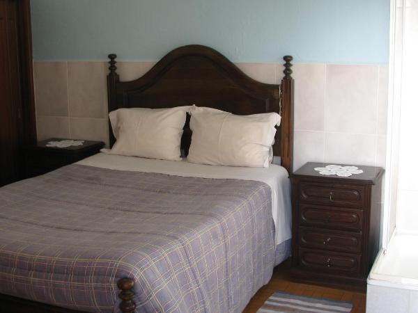 Residencial Porto Novo - Alojamento Local : photo 3 de la chambre chambre double basique avec salle de bains commune