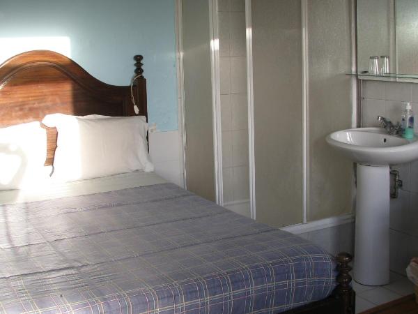 Residencial Porto Novo - Alojamento Local : photo 2 de la chambre chambre double basique avec salle de bains commune