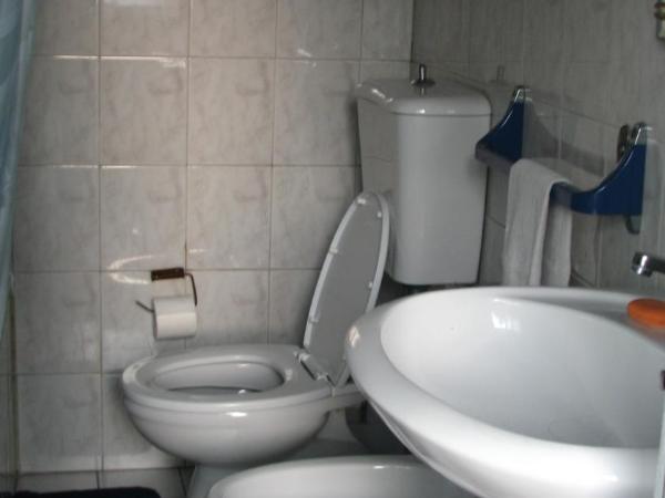 Residencial Porto Novo - Alojamento Local : photo 6 de la chambre chambre double basique avec salle de bains commune