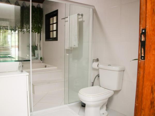 Casa Pedra Bonita : photo 2 de la chambre suite lit king-size avec baignoire spa