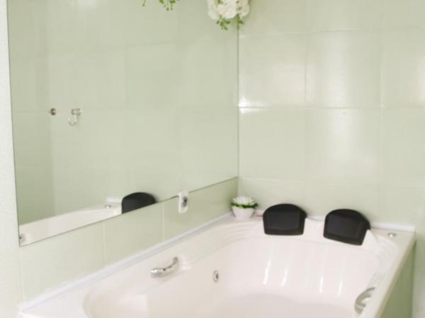 Casa Pedra Bonita : photo 7 de la chambre suite lit queen-size avec baignoire spa