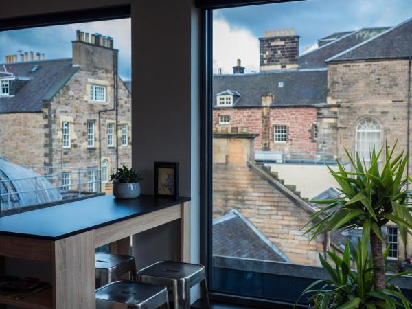 CoDE Co-Living - The LoFT - Edinburgh : photo 7 de la chambre appartement de grand standing avec balcon