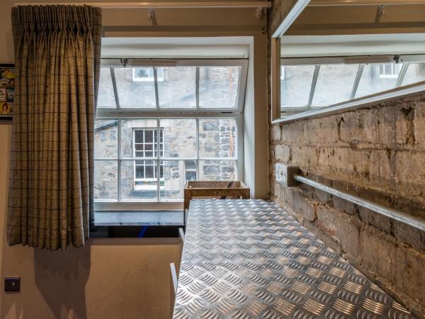 CoDE Co-Living - The LoFT - Edinburgh : photo 5 de la chambre capsule dans dortoir mixte de 3 lits