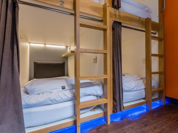CoDE Co-Living - The LoFT - Edinburgh : photo 8 de la chambre capsule dans dortoir mixte de 3 lits