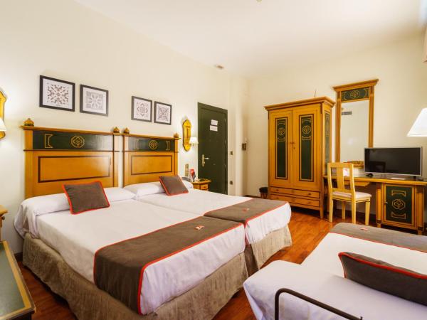 Hotel Plaza Nueva : photo 1 de la chambre chambre lits jumeaux avec lit d’appoint - 301