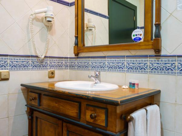 Hotel Plaza Nueva : photo 4 de la chambre chambre triple