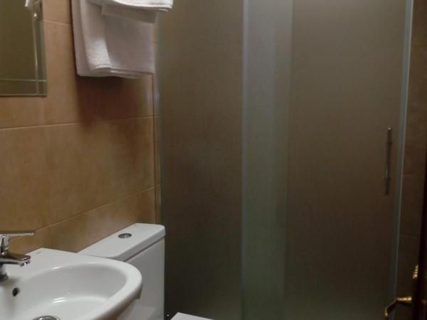 Hostal Álvarez : photo 5 de la chambre chambre lits jumeaux