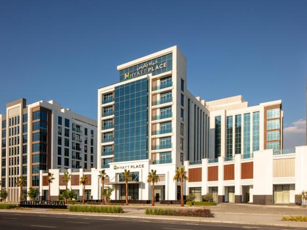Hyatt Place Dubai Jumeirah Residences : photo 1 de la chambre ce studio comprend une cuisine.