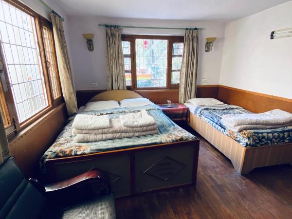 Souvenir Guest House : photo 1 de la chambre chambre triple avec salle de bains