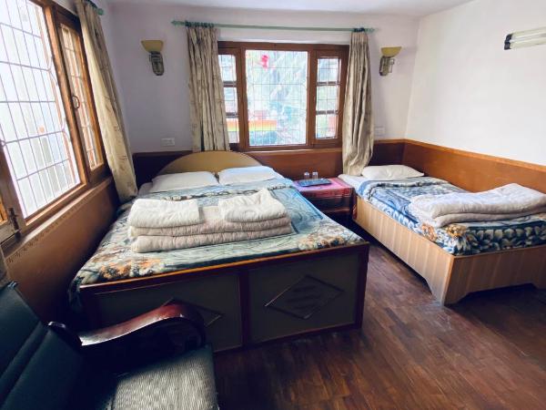 Souvenir Guest House : photo 2 de la chambre chambre triple avec salle de bains