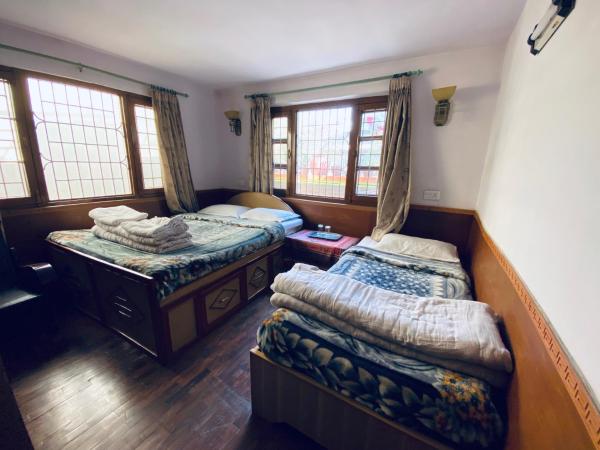 Souvenir Guest House : photo 4 de la chambre chambre triple avec salle de bains