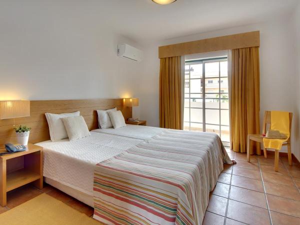 Apartamentos Turisticos Novochoro : photo 2 de la chambre appartement - vue sur piscine 