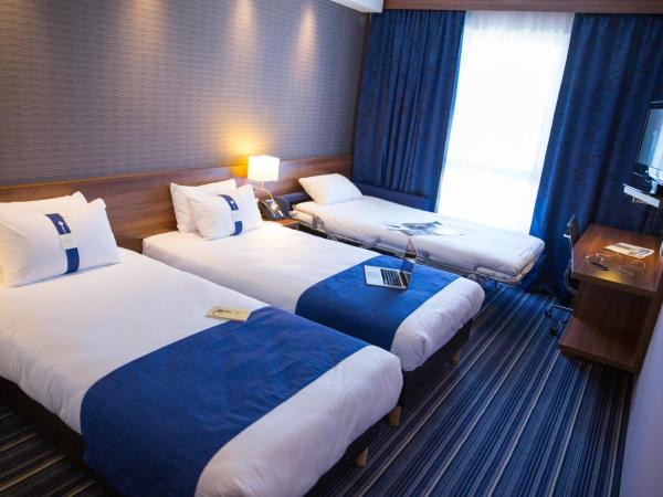 Holiday Inn Express Toulon - Est, an IHG Hotel : photo 8 de la chambre chambre lits jumeaux avec canapé-lit