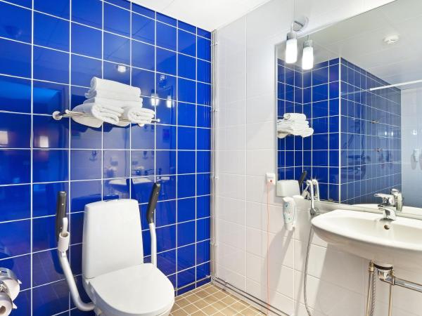 Holiday Inn Tampere - Central Station, an IHG Hotel : photo 5 de la chambre chambre lit queen-size standard - accessible aux personnes à mobilité réduite