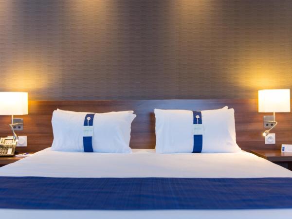 Holiday Inn Express Toulon - Est, an IHG Hotel : photo 10 de la chambre chambre double avec canapé-lit