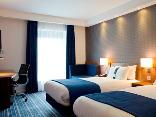 Holiday Inn Express Toulon - Est, an IHG Hotel : photo 4 de la chambre chambre lits jumeaux avec canapé-lit