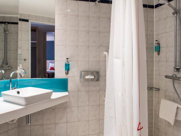 Holiday Inn Express Oxford Kassam Stadium, an IHG Hotel : photo 4 de la chambre chambre lit king-size standard - accessible aux personnes à mobilité réduite