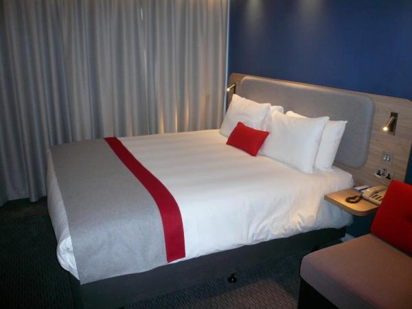 Holiday Inn Express Oxford Kassam Stadium, an IHG Hotel : photo 1 de la chambre chambre double avec canapé-lit