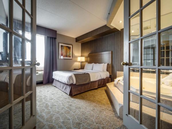 Monte Carlo Inn Airport Suites : photo 7 de la chambre suite lit queen-size deluxe avec baignoire à jets puissants et salon