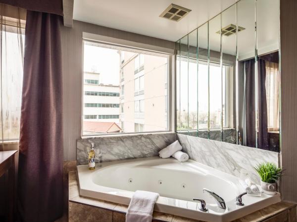 Monte Carlo Inn Airport Suites : photo 2 de la chambre suite lit king-size avec jacuzzi