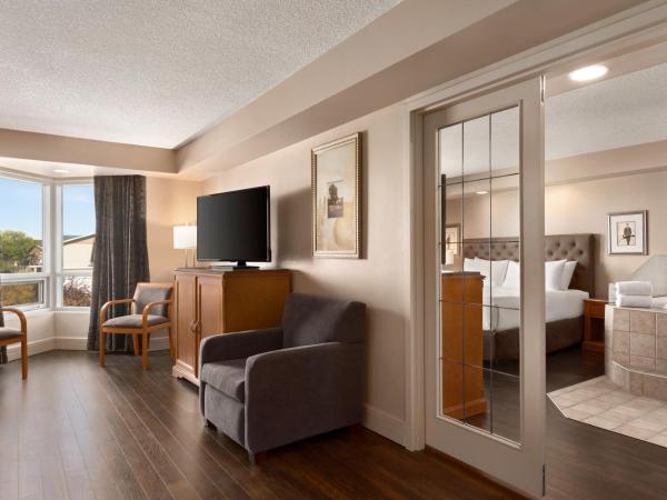 Royal Hotel West Edmonton, Trademark Collection by Wyndham : photo 9 de la chambre suite de luxe 1 chambre avec lit king-size - non-fumeurs