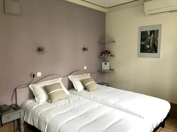 Hôtel des Bains : photo 1 de la chambre chambre lits jumeaux pour personnes à mobilité réduite