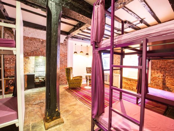 Safestay York Micklegate : photo 4 de la chambre lit dans dortoir mixte de 8 lits avec salle de bains commune