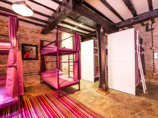 Safestay York Micklegate : photo 5 de la chambre lit dans dortoir mixte de 8 lits avec salle de bains commune
