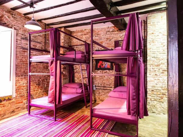 Safestay York Micklegate : photo 6 de la chambre lit dans dortoir mixte de 8 lits avec salle de bains commune