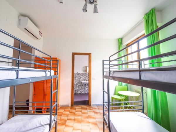 Safestay Pisa Centrale : photo 8 de la chambre lit dans dortoir mixte de 6 lits avec salle de bains privative