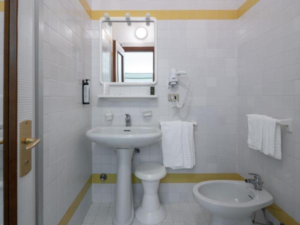 Hotel Iris ***S : photo 7 de la chambre chambre double basique