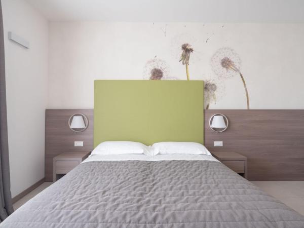 Hotel Iris ***S : photo 1 de la chambre suite junior avec terrasse