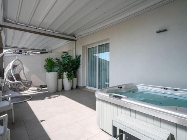 Hotel Iris ***S : photo 8 de la chambre suite junior avec terrasse et bain à remous