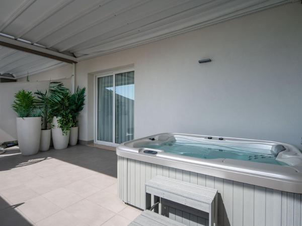 Hotel Iris ***S : photo 9 de la chambre suite junior avec terrasse et bain à remous