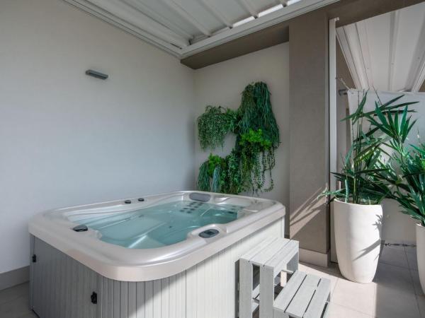 Hotel Iris ***S : photo 10 de la chambre suite junior avec terrasse et bain à remous