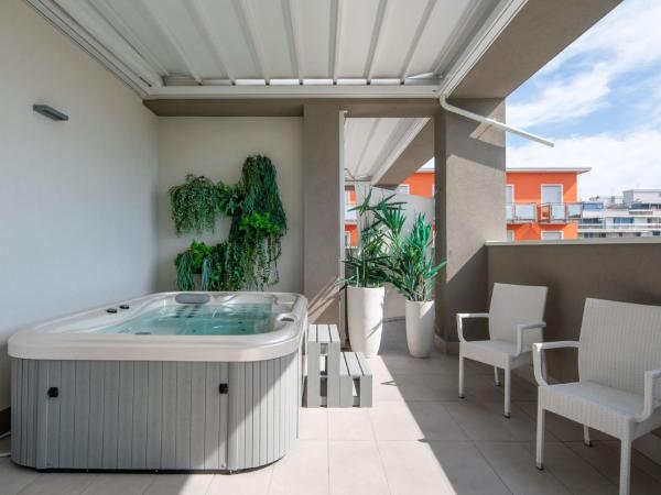 Hotel Iris ***S : photo 2 de la chambre suite junior avec terrasse et bain à remous